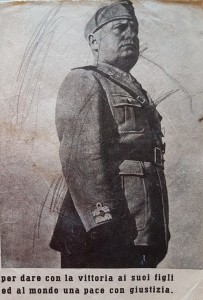 Benito Mussolini nel libretto consegnato ai militari.