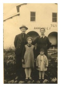 Pod.769,Borgo Bainsizza Fam.Andreatta-Ambrogio e Luigia-Filippin, con le figlie Noris e Ida (1934)