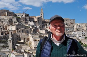 Sergio Andreatta. Sullo sfondo l'abitato vecchio di Matera